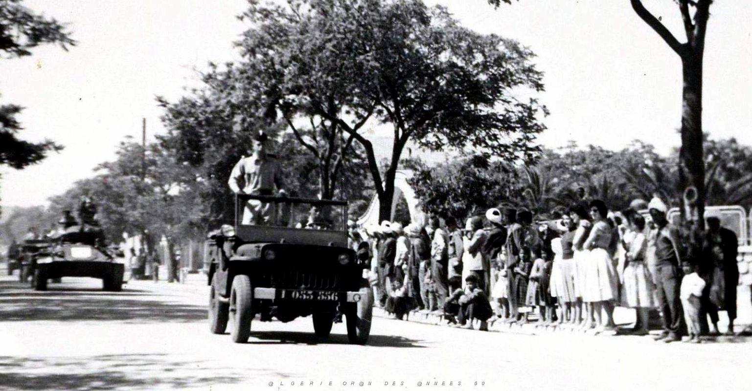 1190- Le Telagh - Defile 9eme Hussards- 1959 2.jpg